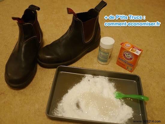 How to make Santa s footprints with baking soda. 