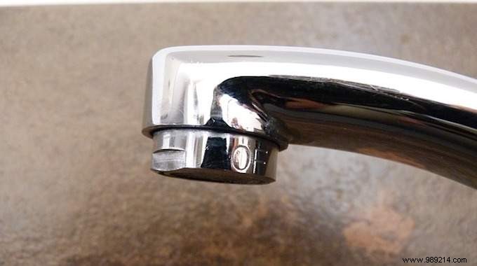 A Home Anti-Limescale to Clean Your Taps Easily. 