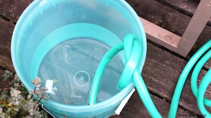 Here s The Right Way To Fill A Bucket With A Garden Hose. 