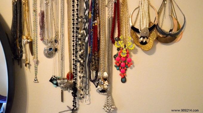 The tip for all those who have lots of necklaces at home. 
