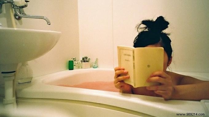 The Tip For Reading In Your Bath Without Wetting Your Book. 