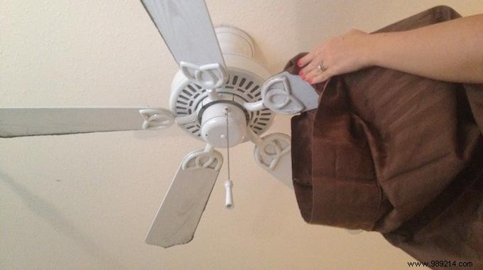 The Tip To Clean A Fan Easily. 