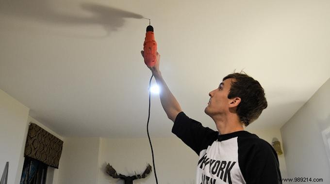 The Trick to Drill a Hole in the Ceiling WITHOUT Dust Falling on You. 