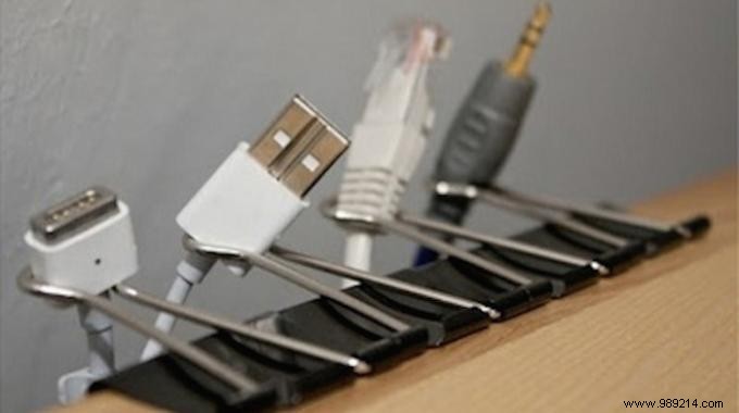 The tip to NEVER tangle your cables again at the office. 