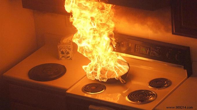 THE Trick to Know for Extinguishing a Stove that Catches Fire. 