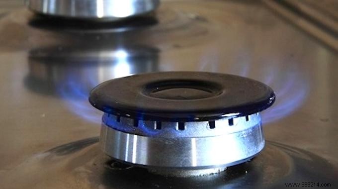 How to Easily Clean Gas Stove Burners. 