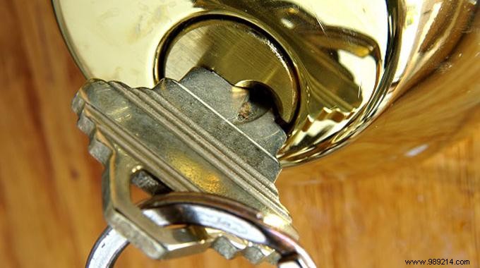 Key Stuck in the Lock:a Locksmith s Trick to Remove it at No Cost! 