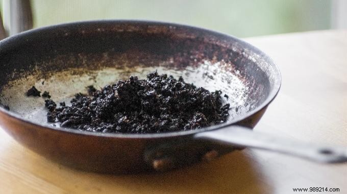 How to Degrease a Stove Easily with Coffee Grounds. 