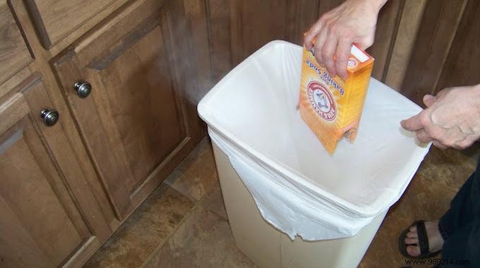Trash Can That Smells Bad? Tip for deodorizing it with baking soda. 