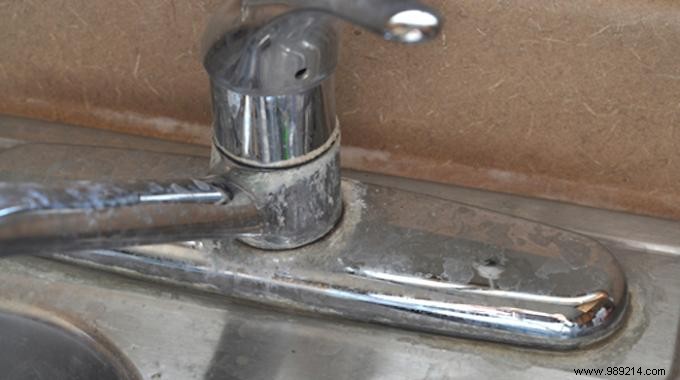 Limestone on the Faucet? Quickly White Vinegar, the Most Effective Anti-Limescale. 