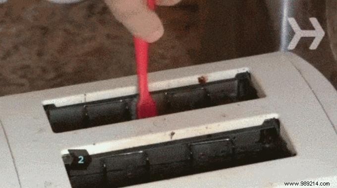 The Tip To Clean The Interior Of A Toaster Easily. 