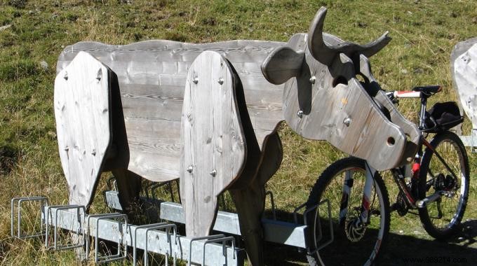A clever outdoor bike rack you ll love to have in your garden. 