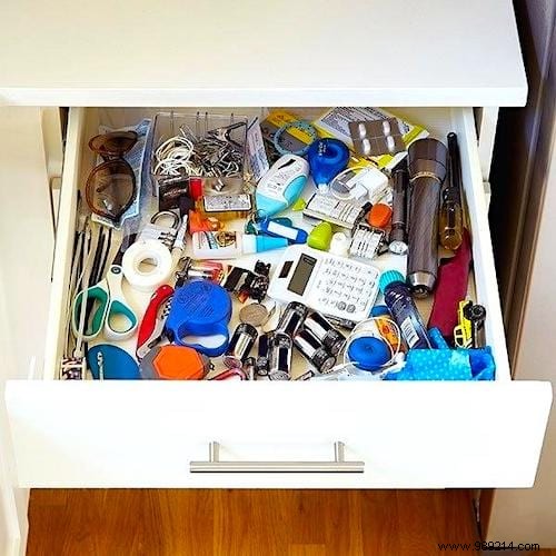 20 useless stuff you have at home to throw away right now. 