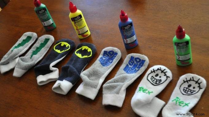 DIY:Non-slip socks for your children. 