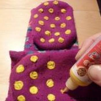 DIY:Non-slip socks for your children. 