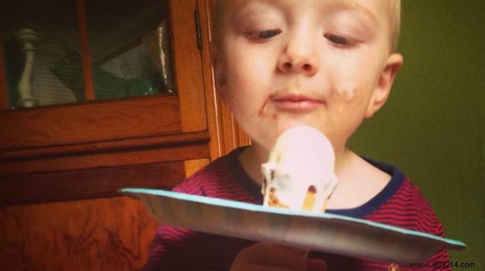 A Genius Trick To Help Your Kids Eat Ice Cream Properly. 
