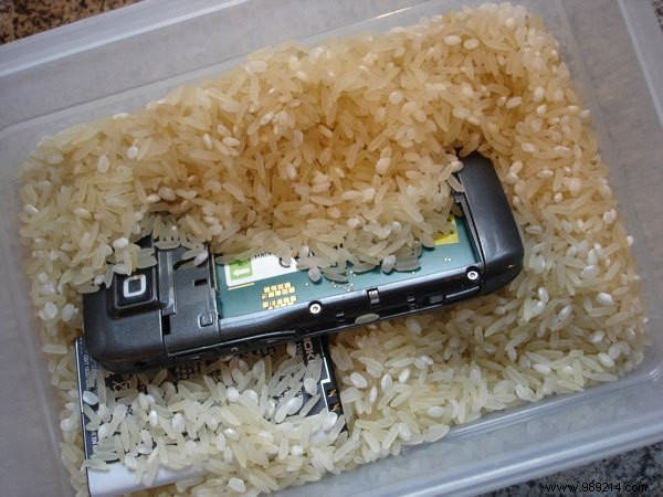 How to completely dry your wet electronics 