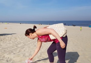 Free yoga on the beach in exchange for a bag of beach waste 