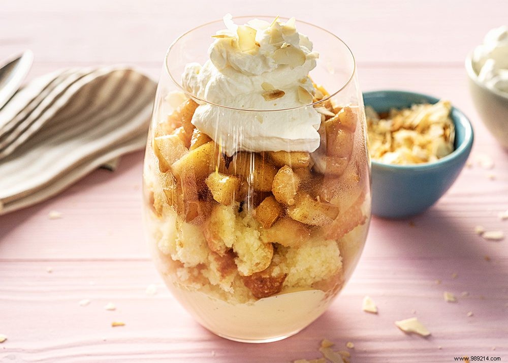 Recipe for trifle with vanilla muffin, baked apple and vanilla yogurt 