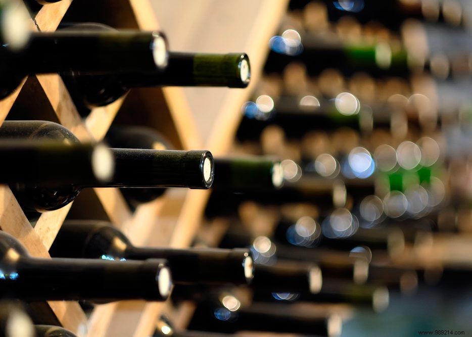 Why is it better to store wine horizontally? 