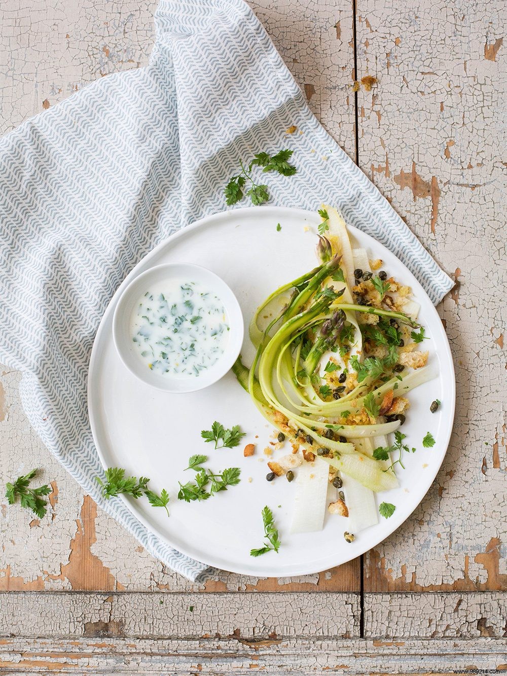 Recipe for asparagus ribbons with herb dip 