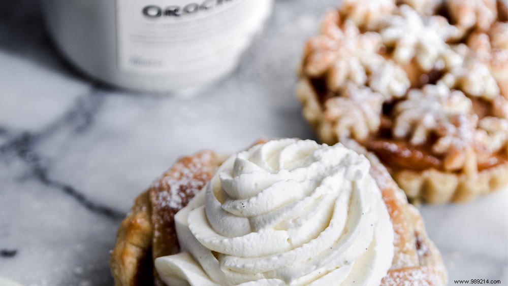 Recipe:apple tarts with Licor 43 Orochata mascarpone whipped cream 