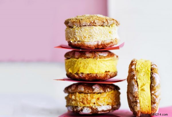 Recipe:cookie sandwich with passion fruit white chocolate ice cream 