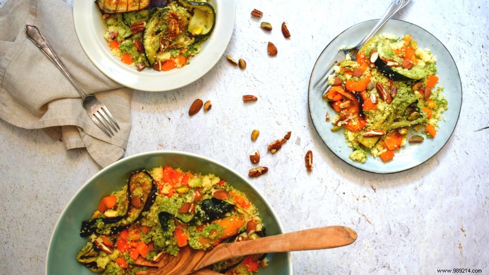 Recipe for couscous salad with pesto, nuts and grilled vegetables 