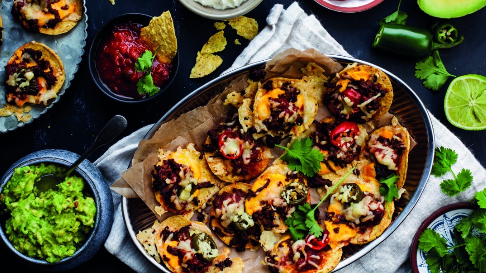 Recipe:nacho dish with seasoned minced meat, cheese and guacamole 