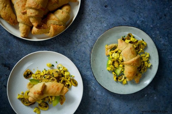 Recipe:croissants with scambled tofu, mushrooms and avocado 