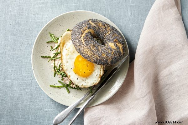 Recipe:poppy seed bagel with fried egg, crab salad and samphire 