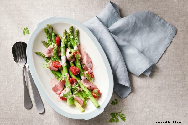 Recipe:asparagus with smoked duck breast, raspberries and chervil 