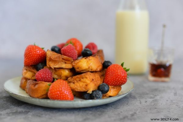 Recipe for Mother s Day:French toast sticks with fresh red fruit 