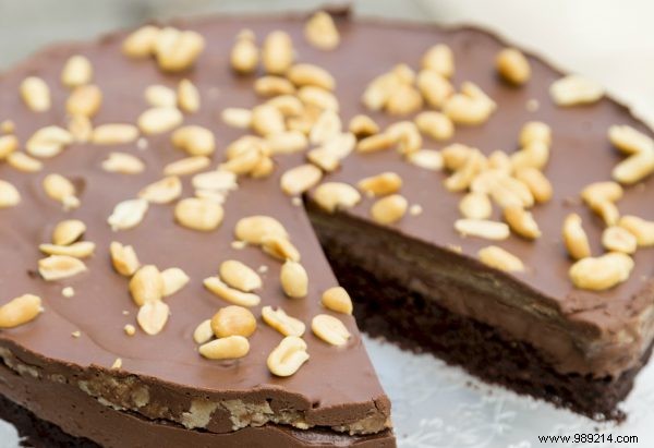 You want to taste this:recipe for vegan Snickers cake 