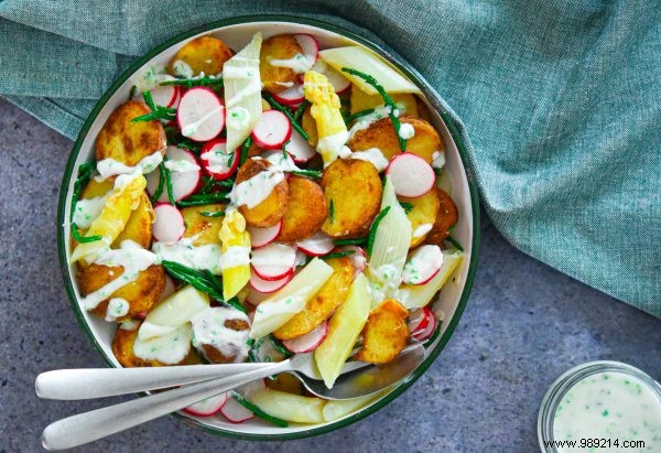 Recipe:white asparagus salad with small potatoes, radish, samphire and a fresh yogurt-chive dressing 