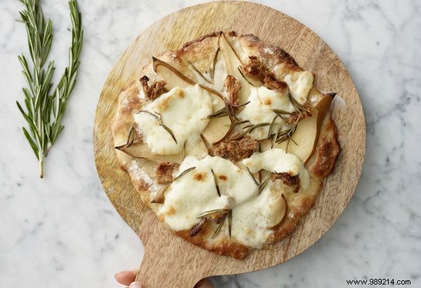 Recipe:pizza bianca with pear and honey 