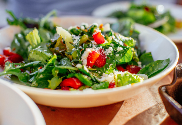 These 6 summer salads contain less than 350 calories 