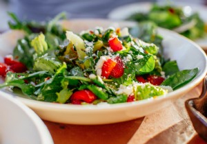 6 Refreshing Summer Salads Under 350 Calories – Expert-Approved Light Recipes