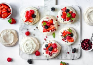 Deconstructed Pavlova with Red Fruits and Chocolate: A Stunning Summer Dessert