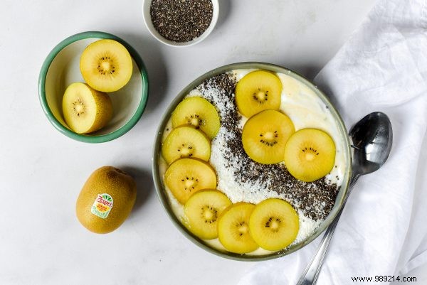 Breakfast recipe:smoothie bowl with kiwi, pineapple and coconut chips 