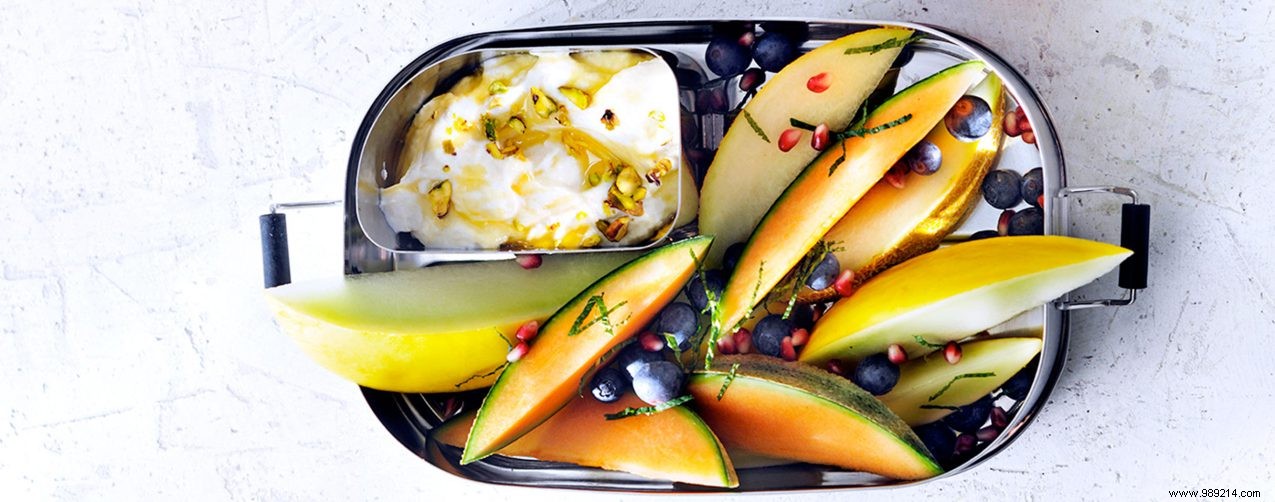 Healthy lunch to go:fruit with ricotta, mint and honey 