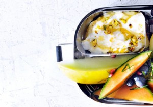 Healthy lunch to go:fruit with ricotta, mint and honey 