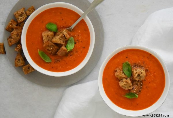 Recipe:roasted bell pepper soup with garlic croutons 
