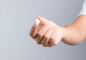 Make sure children do not swallow button cell batteries 