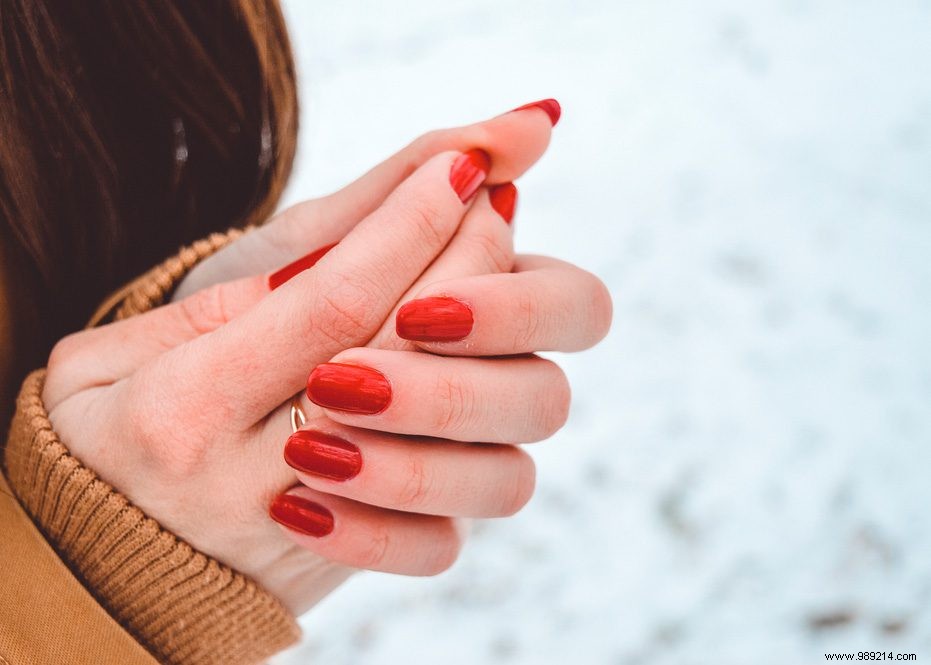 Why do you especially get cold hands at low temperatures? 