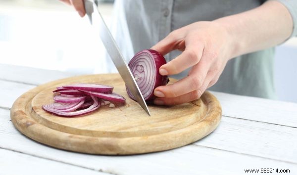 Does it help to put an onion next to your bed when you have a cold? 