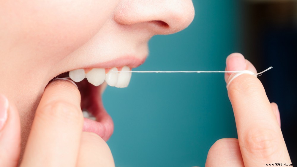When is the best time to floss:before or after brushing your teeth? 