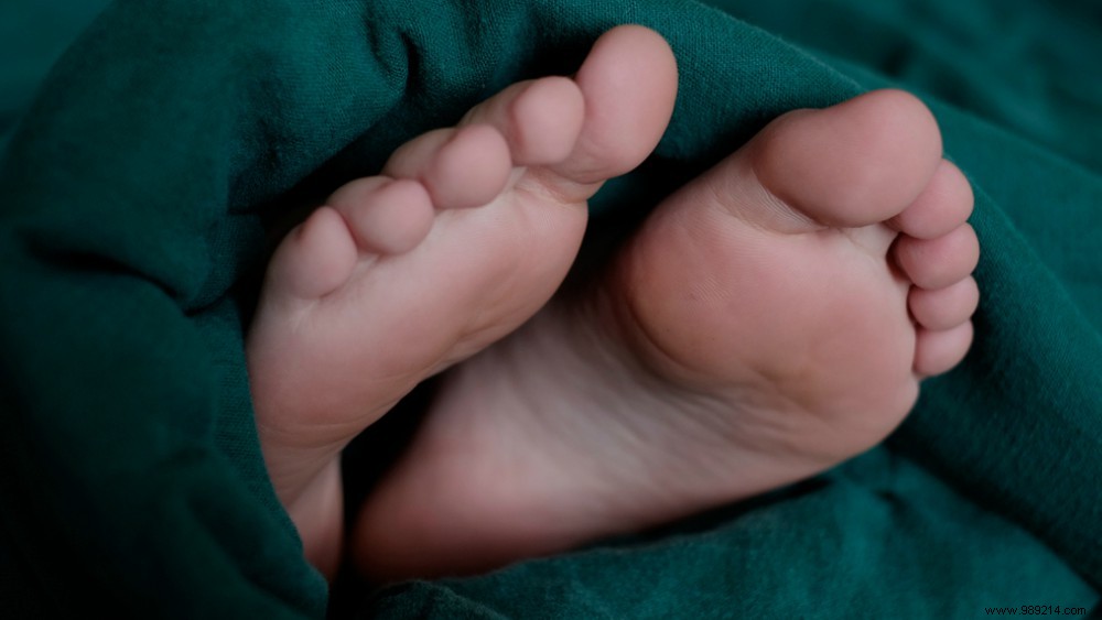 Do you sleep faster if your feet are not under the blanket? 