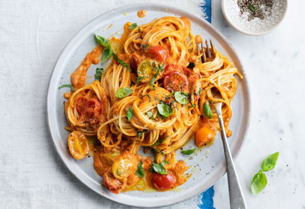 Recipe for spaghetti with roasted tomato-paprika sauce 