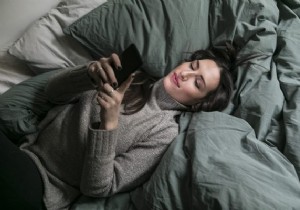 4 reasons not to put your phone in your bedroom 